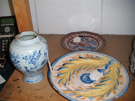 Chinese clobbered octagonal plate; a blue and white pyriform jar and a majolica plate